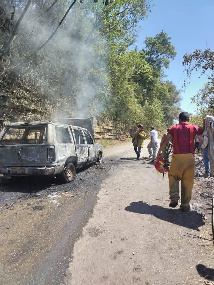 Vehículo terminó en cenizas en Axtla de Terrazas