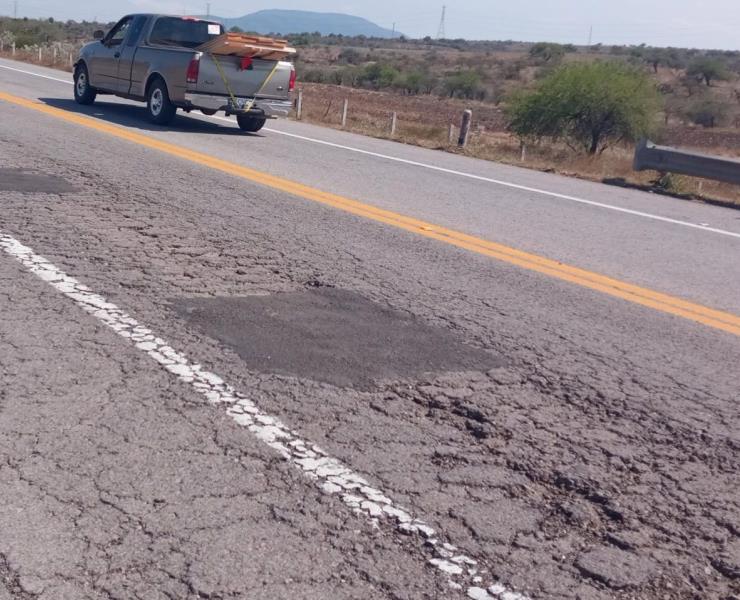 Carretera federal presenta daños
