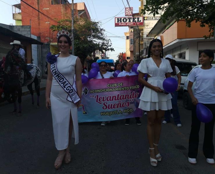 Grupo de mujeres destacó en marcha
