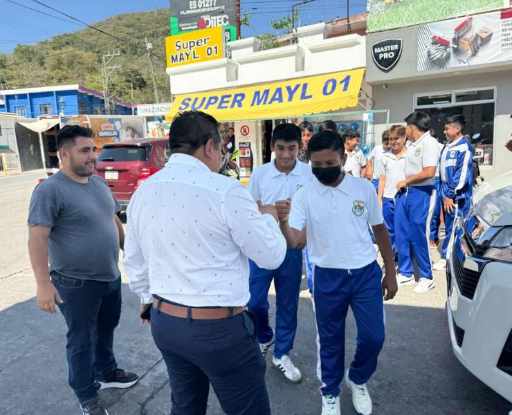 Alcalde refrenda compromiso con rubro educativo