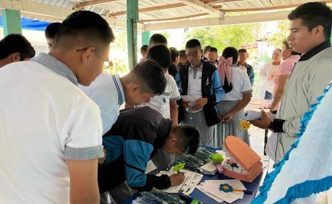 Atención y servicios a alumnos con feria de la salud