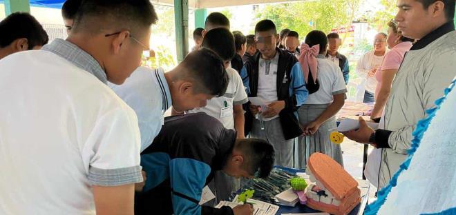 Atención y servicios a alumnos con feria de la salud