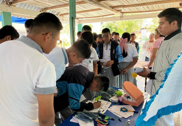 Atención y servicios a alumnos con feria de la salud