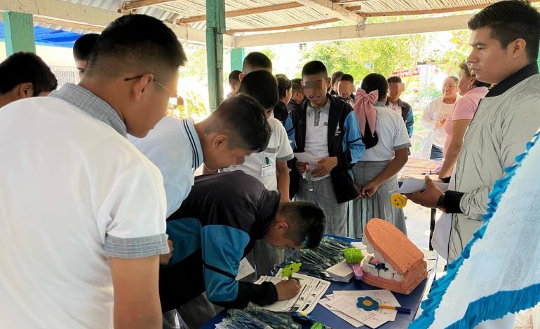 Atención y servicios a alumnos con feria de la salud