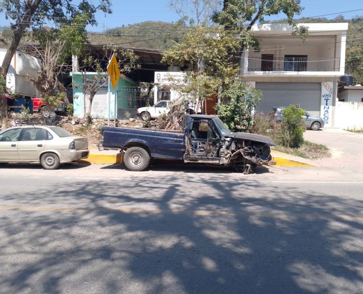 Utilizan acotamiento como depósito de chatarra