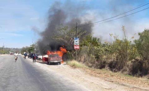 Ardió camioneta en el Bul. L. Cárdenas      
