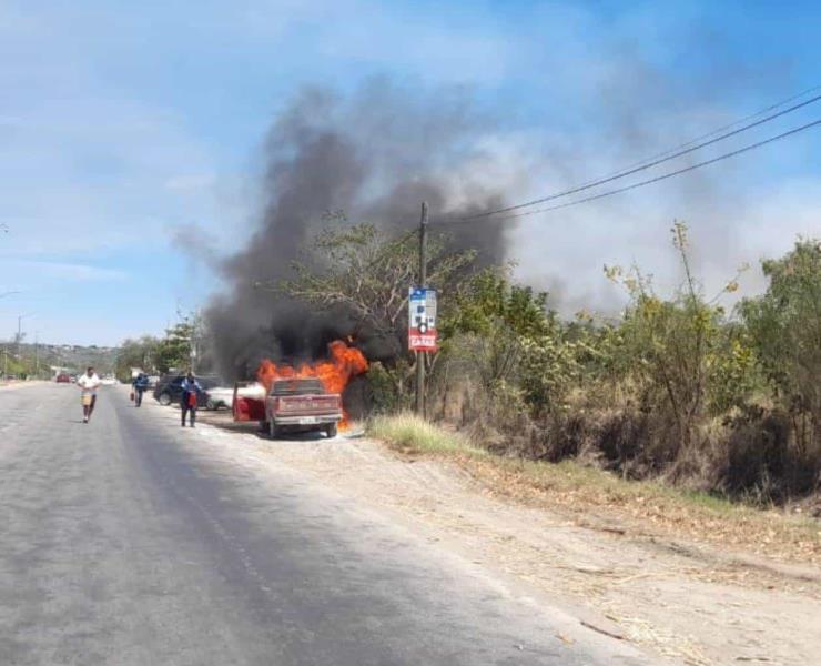Ardió camioneta en el Bul. L. Cárdenas      
