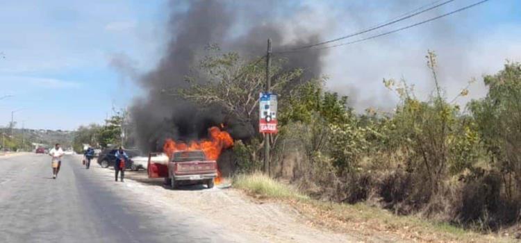 Ardió camioneta en el Bul. L. Cárdenas      