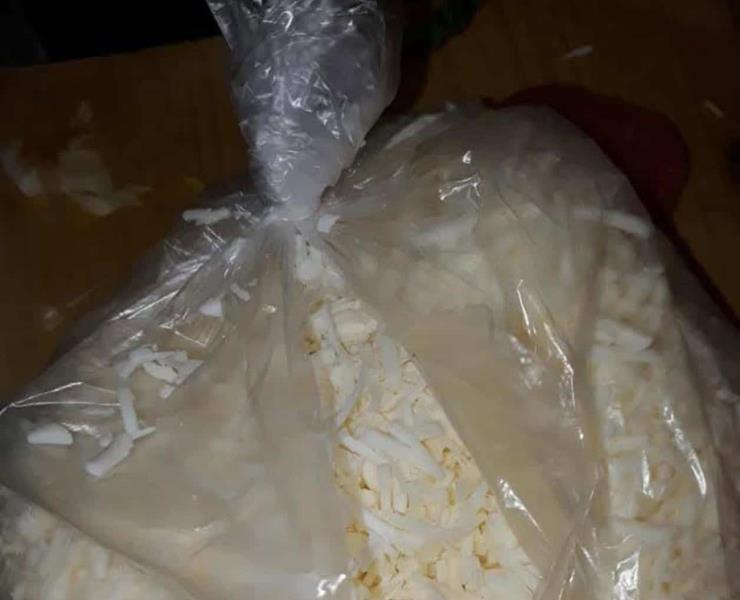 Venden queso de plástico
