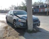 Chocó automóvil contra un poste        