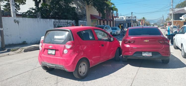 Chocaron 2 autos en la col. Altavista     