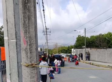 Padres de familia cerraron escuela