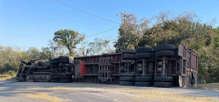 Volcó camión enla Valles-Tampico Volcó camión enla Valles-Tampico