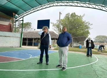 Alcalde supervisa  obra deportiva 
