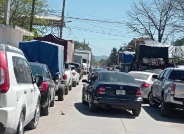 Caos vial en calle  Ponciano Arriaga 