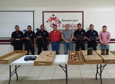 Policías de Tanlajás reciben armamento
