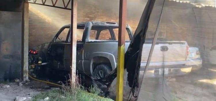 SE INCENDIARON 2 AUTOMÓVILES SE INCENDIARON 2 AUTOMÓVILES