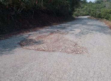 Se cansaron de esperar en Xochicuatla: población local rellena baches