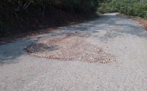 Se cansaron de esperar en Xochicuatla: población local rellena baches