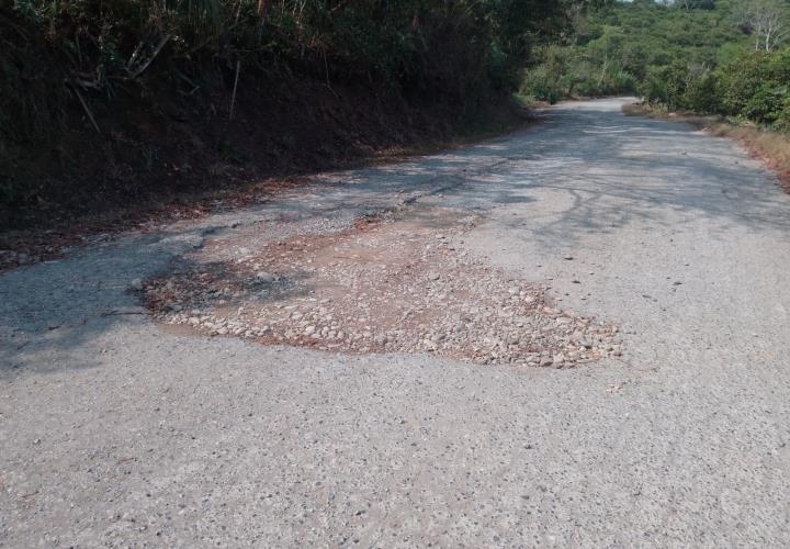Se cansaron de esperar en Xochicuatla: población local rellena baches