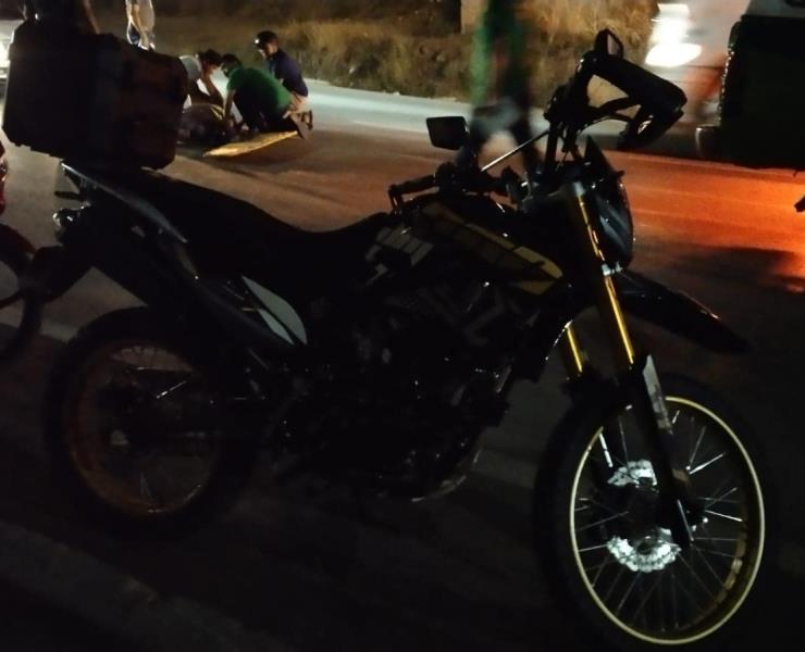 Derrapa ebrio motociclista y termina con fractura en la pierna