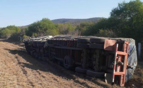 Volcó tráiler en supercarretera
