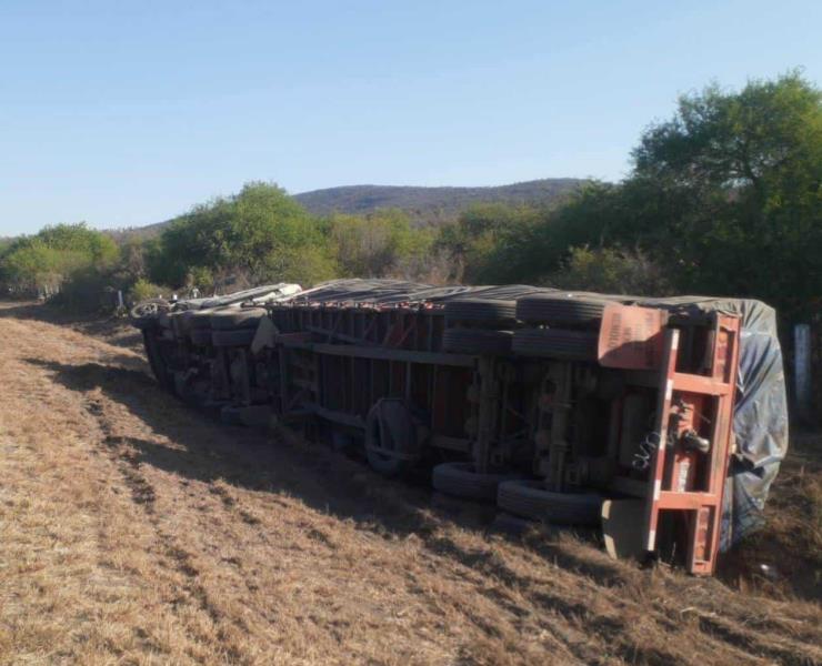 Volcó tráiler en supercarretera
