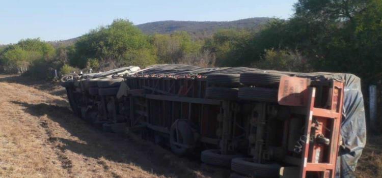 Volcó tráiler en supercarretera Volcó tráiler en supercarretera