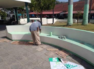 Dan mantenimiento a jardineras y bancas del jardín municipal