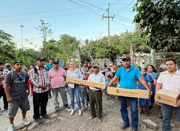 Entrega alcaldesa bomba de agua en Nexcuayo 