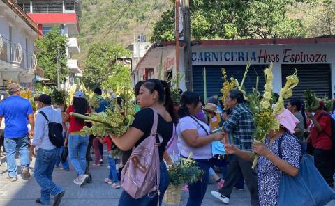 Desbordó la fe; feligreses bendicen palmas en Domingo de Ramos