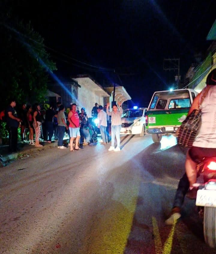 Tres lesionados tras choque entre motocicleta