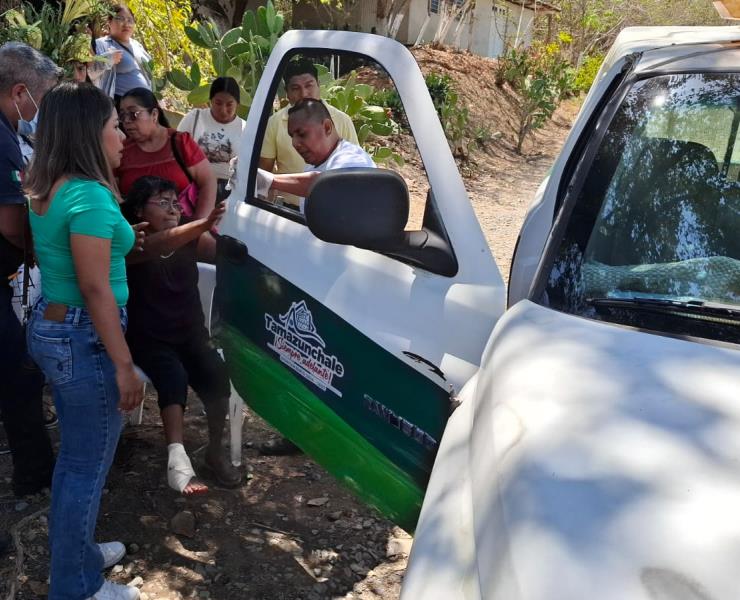 Mujer resulta lesionada tras caída en iglesia de Zacatipan