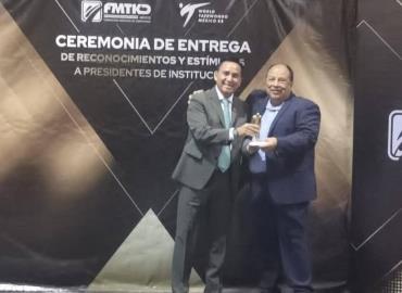Maestro Acosta fue galardonado 