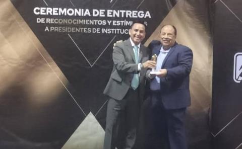Maestro Acosta fue galardonado 
