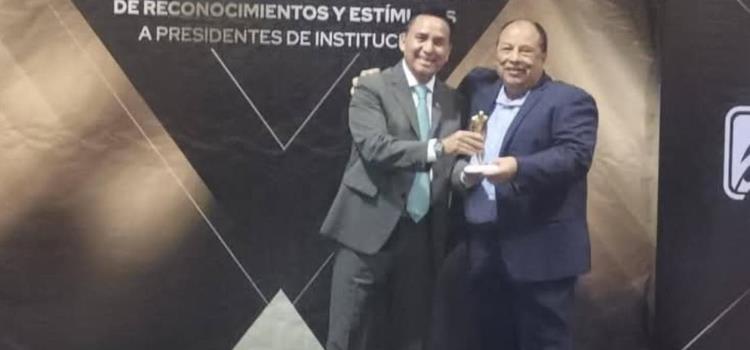 Maestro Acosta fue galardonado Maestro Acosta fue galardonado