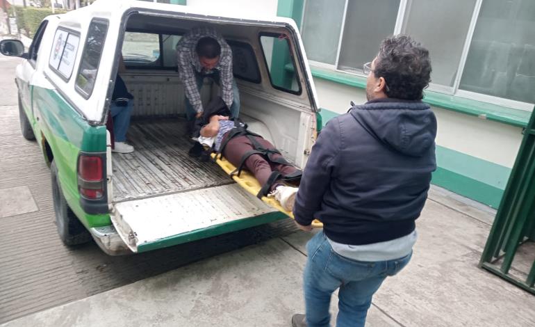 Mujer resulta lesionada tras sufrir caída