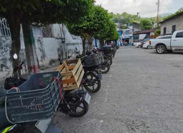 Aleteros dañan motocicletas en estacionamiento