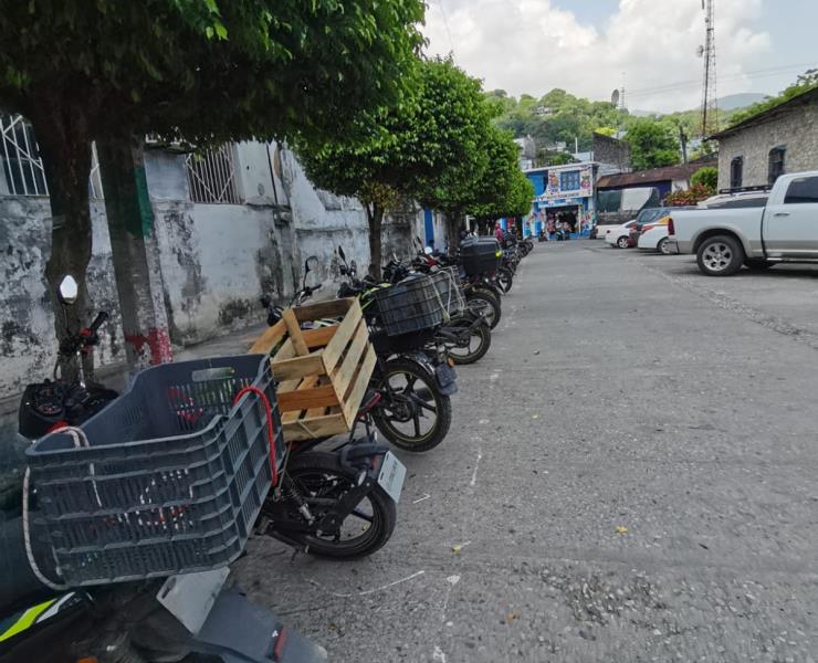 Aleteros dañan motocicletas en estacionamiento
