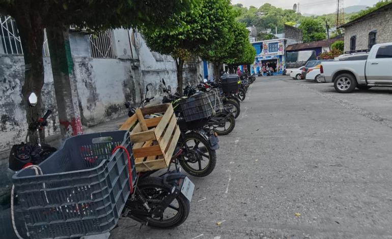Aleteros dañan motocicletas en estacionamiento