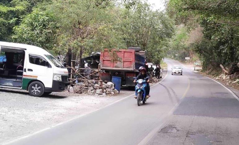 CAMIÓN SALIÓ DEL CAMINO Y CHOCÓ        