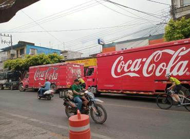 Empresas foráneas provocan caos vial en el centro de Matlapa