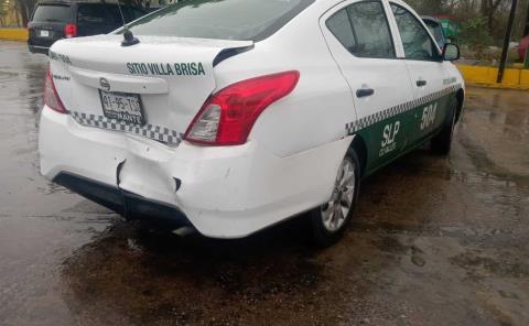 Taxista lesionado en fuerte choque        
