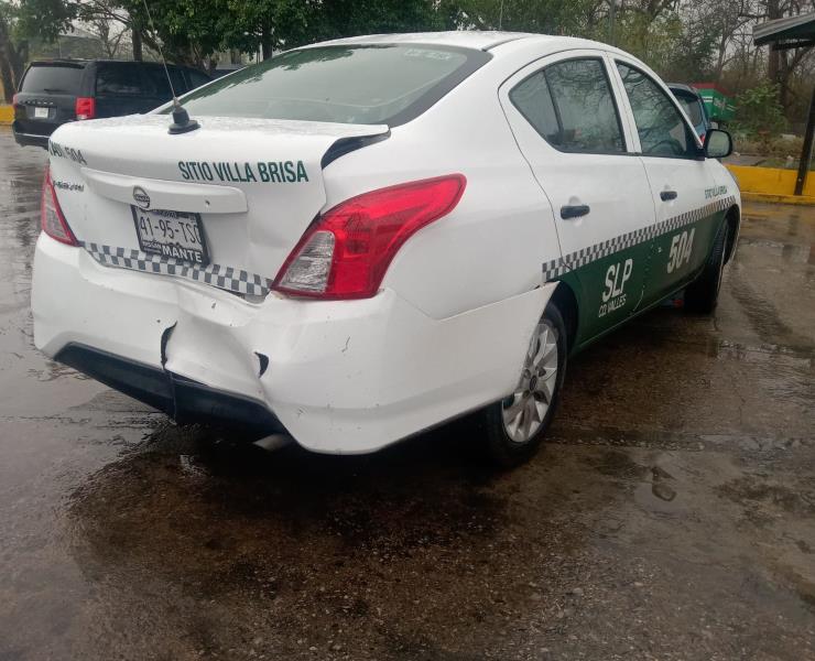 Taxista lesionado en fuerte choque        
