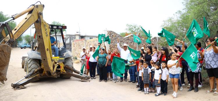 El presidente de Rioverde Arnulfo Urbiola dio banderazo del arranque de obra