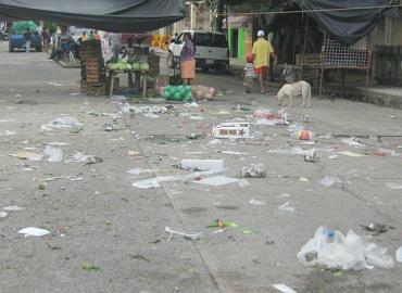 Ambulantes generan 2 toneladas de basura 
