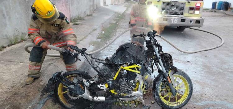 HOMBRE QUEMÓ UNA MOTOCICLETA HOMBRE QUEMÓ UNA MOTOCICLETA