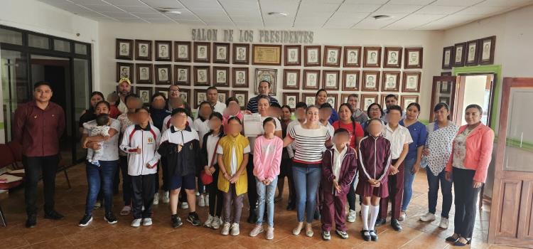 Gobierno local apoyó a alumnos deportistas Gobierno local apoyó a alumnos deportistas