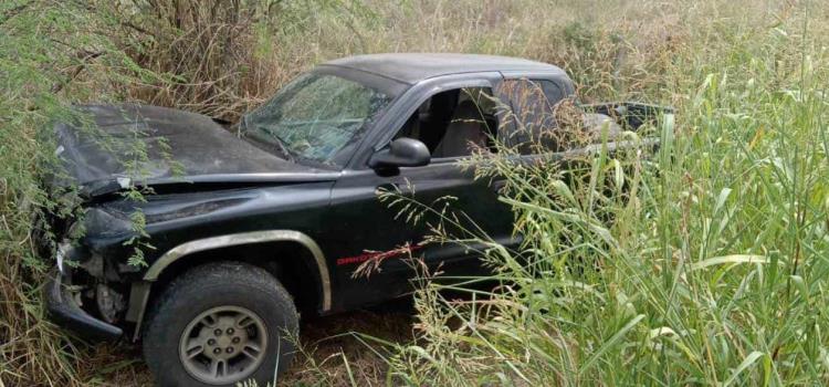 Dos lesionados al volcar vehículo Dos lesionados al volcar vehículo