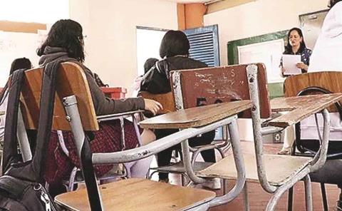 Miles dejan las escuelas   
